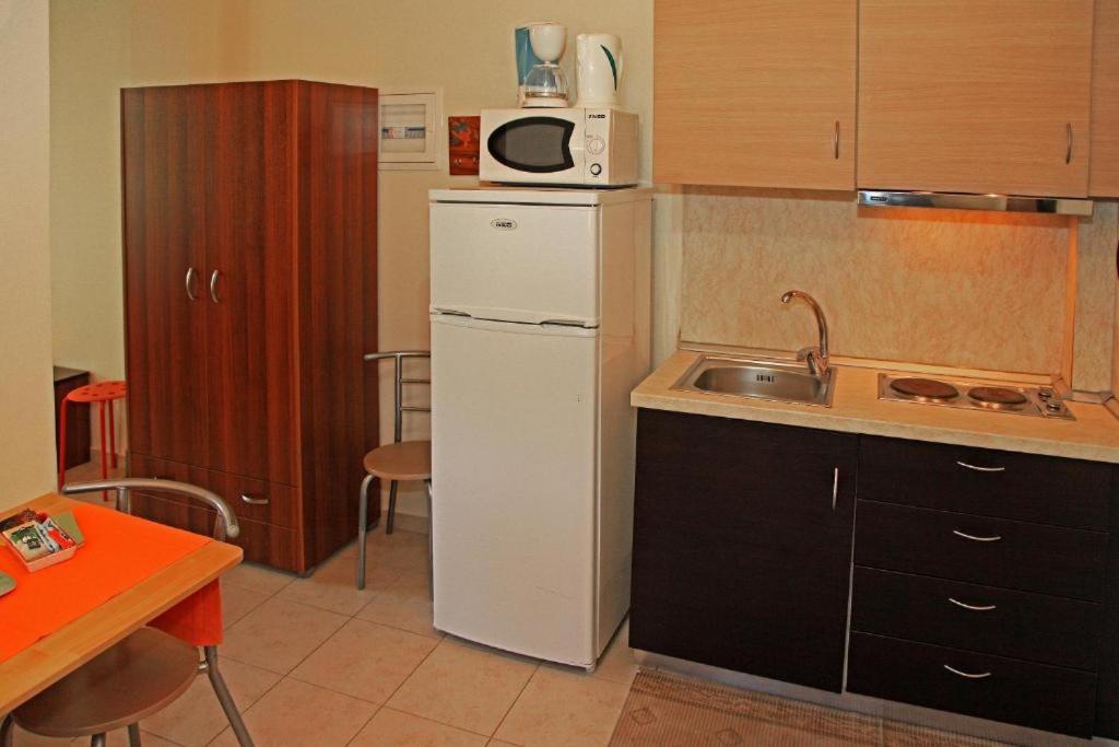 Dionysus Apartments & Suites Иерисос Екстериор снимка